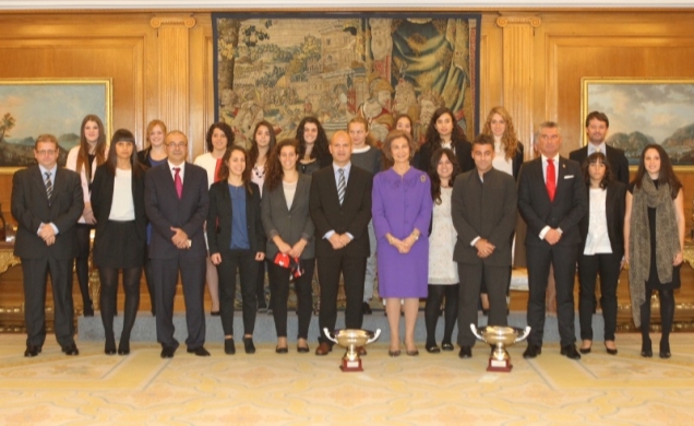 Fotografía de grupo de Su Majestad la Reina con el equipo de hockey femenino "Club Patín Gijón Solimar" (Biesca Gijón Hockey Club)